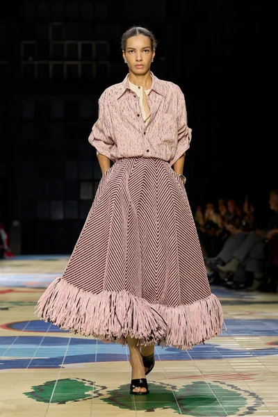 Look 16